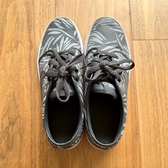 Men’s Nike Sneakers - Picture 4 of 7